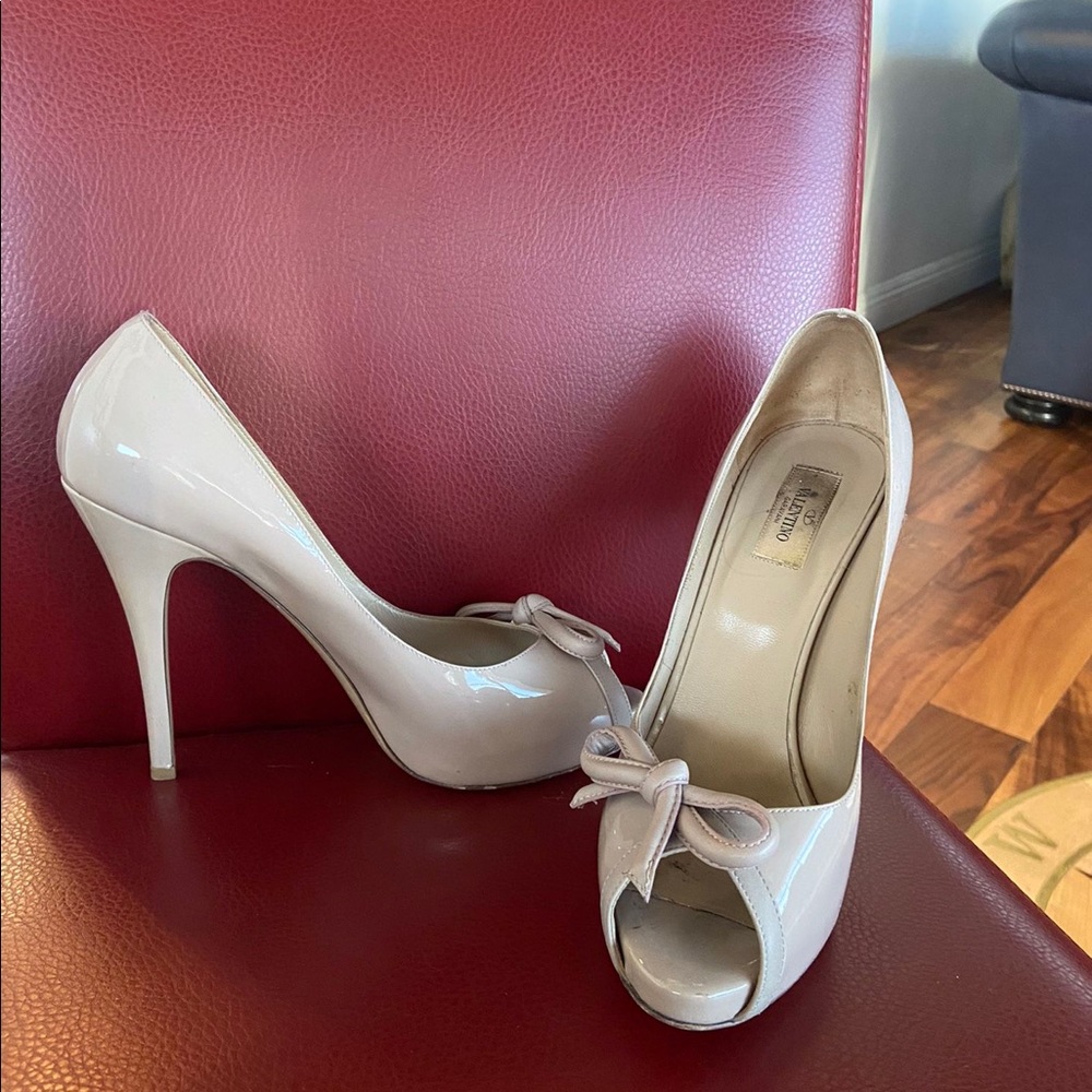 VALENTINO GARAVANI Nude Peep Toe Pumps